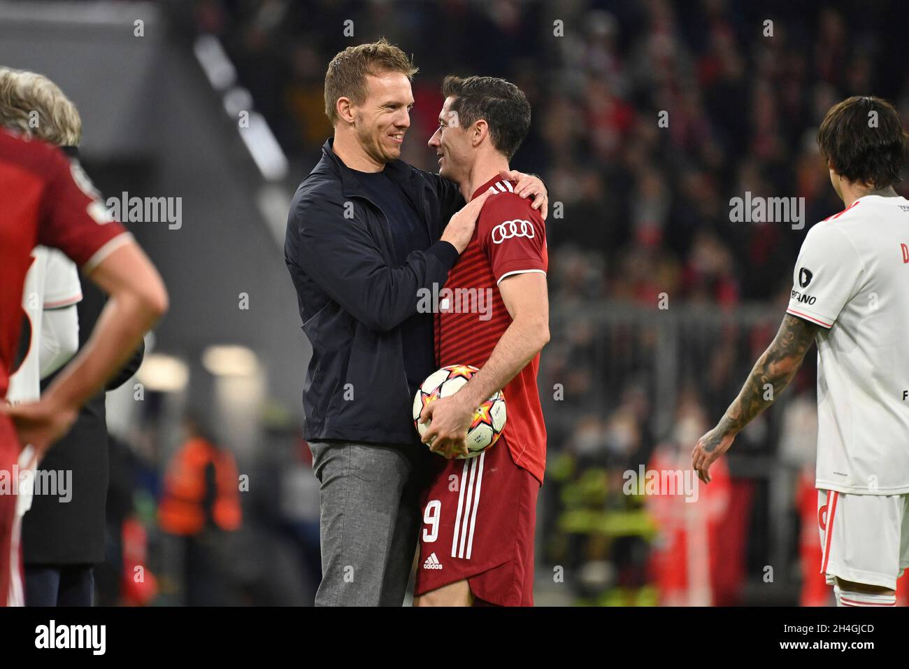Trainer Julian NAGELSMANN (FC Bayern München) mit Robert LEWANDOWSKI (FC Bayern München) nach dem Ende des Spiels. Fußball Champions League Gruppe E/FC Bayern München - SL Benfica Lisbon 5-2, ALLIANZARENA München am 2. November 2021 Stockfoto