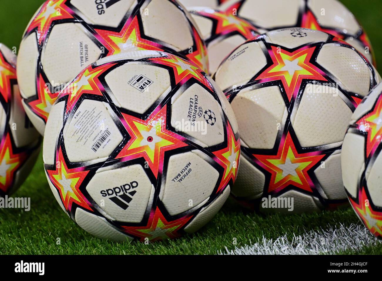 München, Deutschland. November 2021. Randmotiv-offizieller adidas spielt Bälle, die Kugeln sind auf dem Spielfeld. Soccer Champions League Group E/FC Bayern München - SL Benfica Lisbon 5-2, ALLIANZARENA München am 2. November 2021 Quelle: dpa/Alamy Live News Stockfoto
