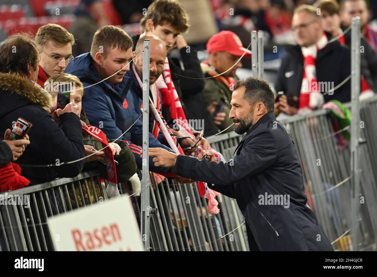 München, Deutschland. November 2021. Hasan SALIHAMIDZIC (Sportdirektor FC Bayern München) gibt Autogramme für die Fans, Fußballfans. Soccer Champions League Group E/FC Bayern München - SL Benfica Lisbon 5-2, ALLIANZARENA München am 2. November 2021 Quelle: dpa/Alamy Live News Stockfoto
