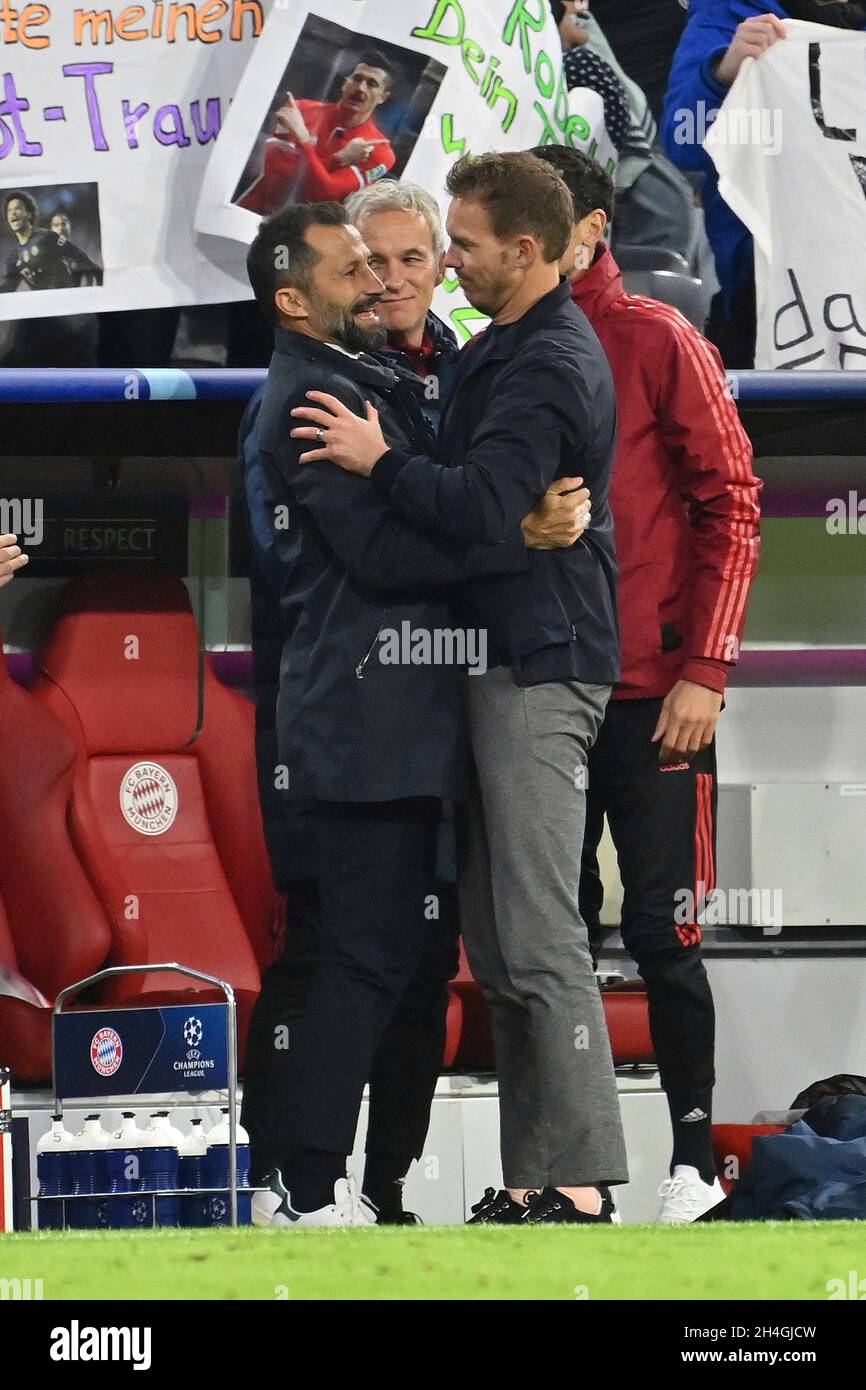 Trainer Julian NAGELSMANN (FC Bayern München) Hasan SALIHAMIDZIC (Sportdirektor FC Bayern München) nach dem Ende des Spiels. Fußball Champions League Gruppe E/FC Bayern München - SL Benfica Lisbon 5-2, ALLIANZARENA München am 2. November 2021 Stockfoto