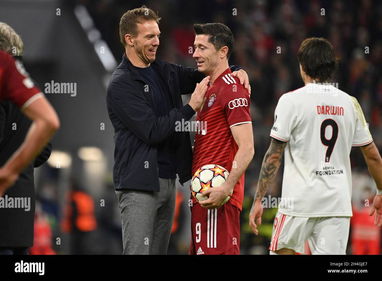 Trainer Julian NAGELSMANN (FC Bayern München) mit Robert LEWANDOWSKI (FC Bayern München) nach dem Ende des Spiels. Fußball Champions League Gruppe E/FC Bayern München - SL Benfica Lisbon 5-2, ALLIANZARENA München am 2. November 2021 Stockfoto