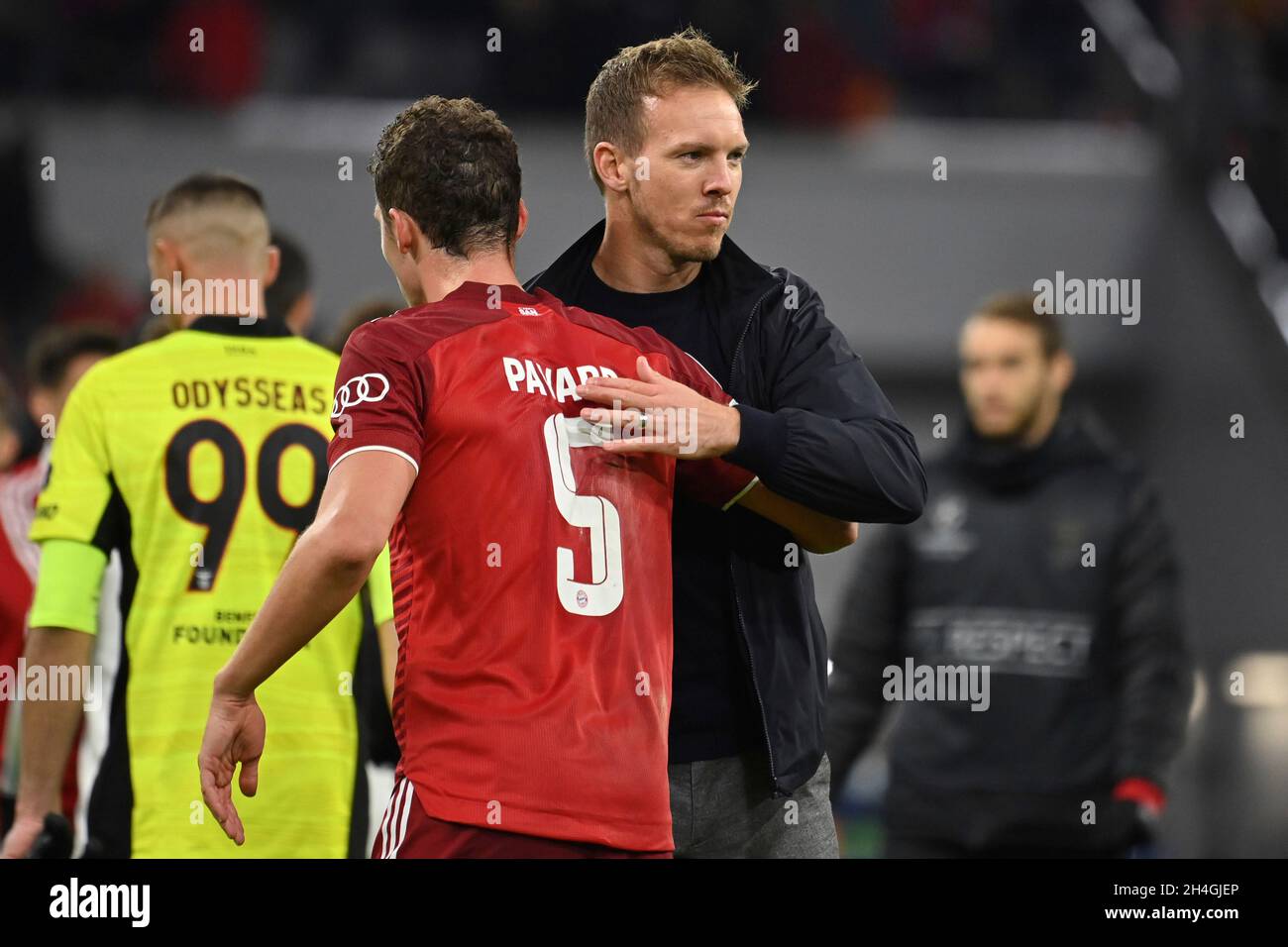 Trainer Julian NAGELSMANN (FC Bayern München) mit Benjamin PAVARD (FC Bayern München) nach dem Ende des Spiels. Fußball Champions League Gruppe E/FC Bayern München - SL Benfica Lisbon 5-2, ALLIANZARENA München am 2. November 2021 Stockfoto
