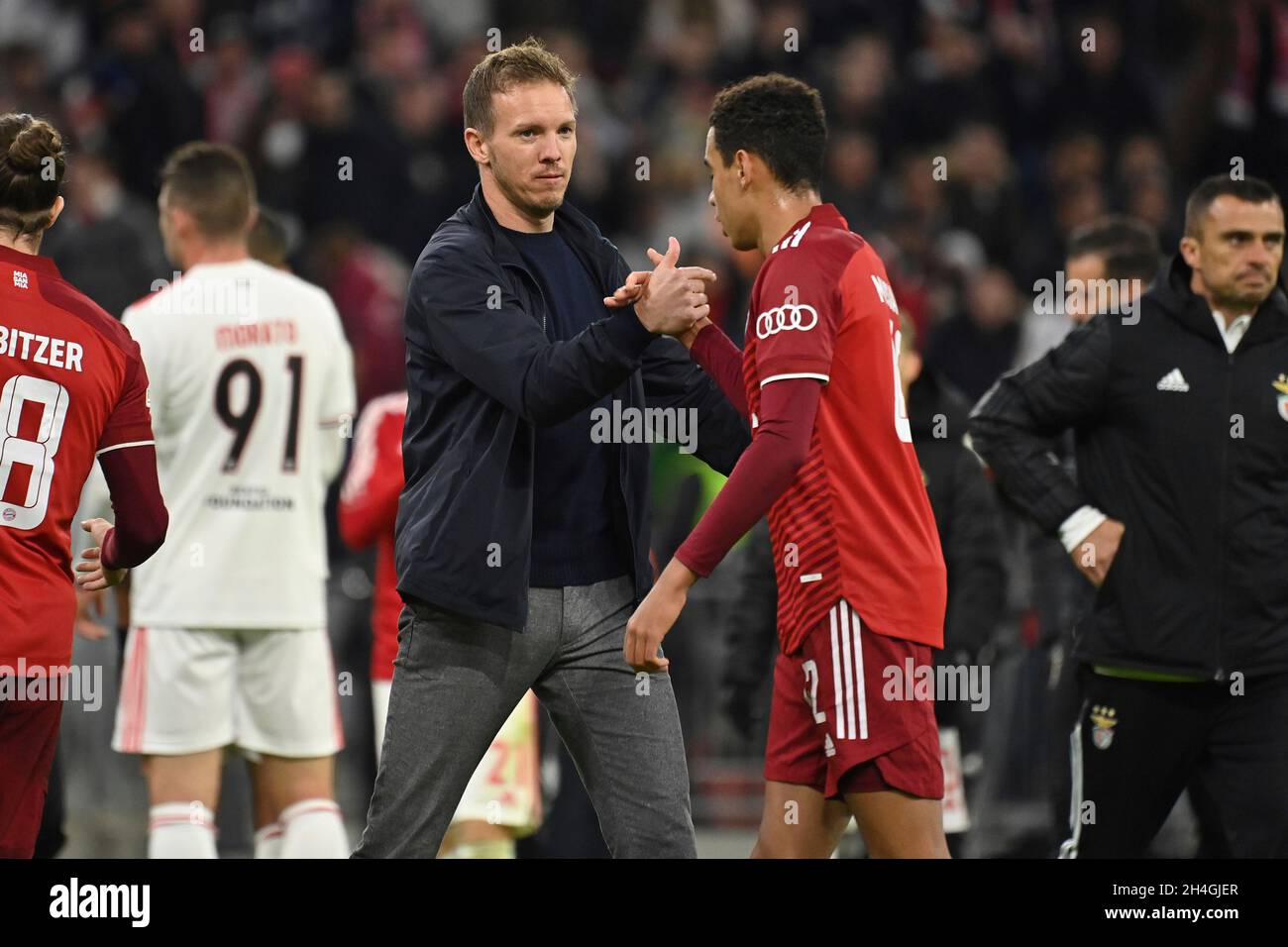 Trainer Julian NAGELSMANN (FC Bayern München) mit Jamal MUSIALA (FC Bayern München) nach dem Ende des Spiels. Fußball Champions League Gruppe E/FC Bayern München - SL Benfica Lisbon 5-2, ALLIANZARENA München am 2. November 2021 Stockfoto