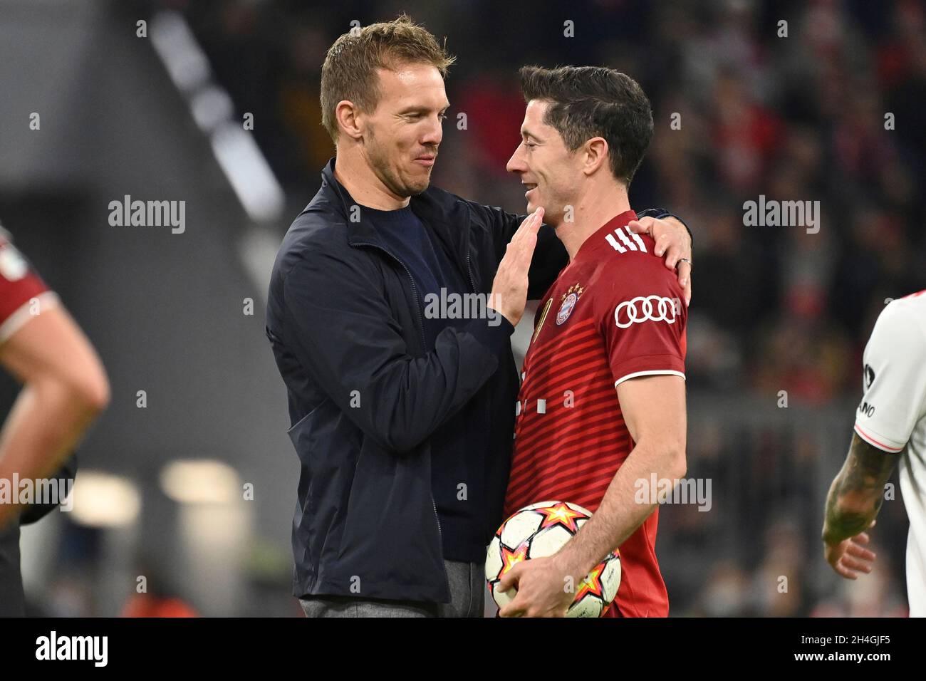 Trainer Julian NAGELSMANN (FC Bayern München) mit Robert LEWANDOWSKI (FC Bayern München) nach dem Ende des Spiels. Fußball Champions League Gruppe E/FC Bayern München - SL Benfica Lisbon 5-2, ALLIANZARENA München am 2. November 2021 Stockfoto
