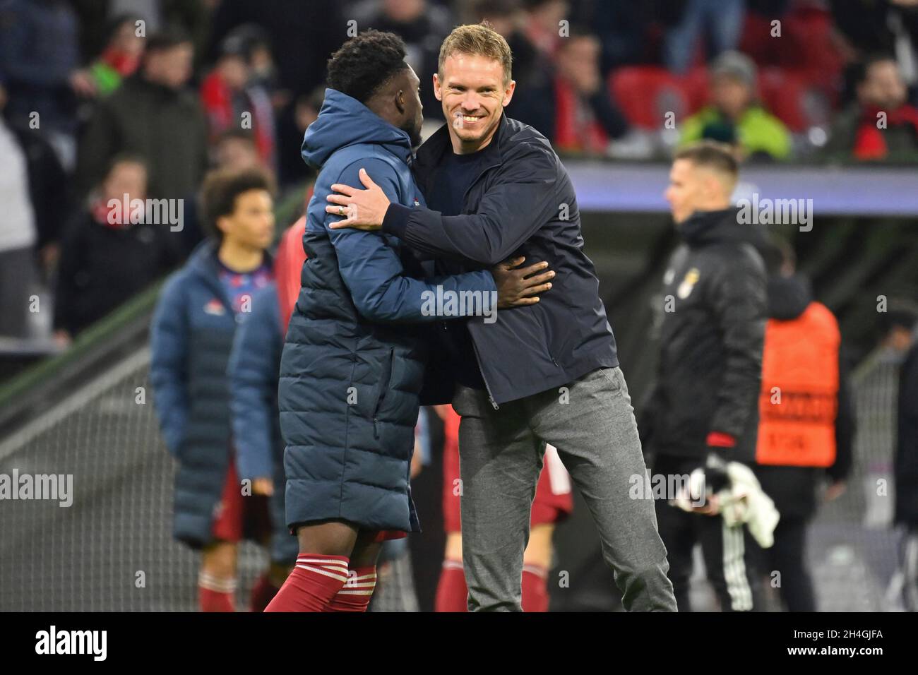Trainer Julian NAGELSMANN (FC Bayern München) mit Alphonso DAVIES (FC Bayern München) nach dem Ende des Spiels. Fußball Champions League Gruppe E/FC Bayern München - SL Benfica Lisbon 5-2, ALLIANZARENA München am 2. November 2021 Stockfoto