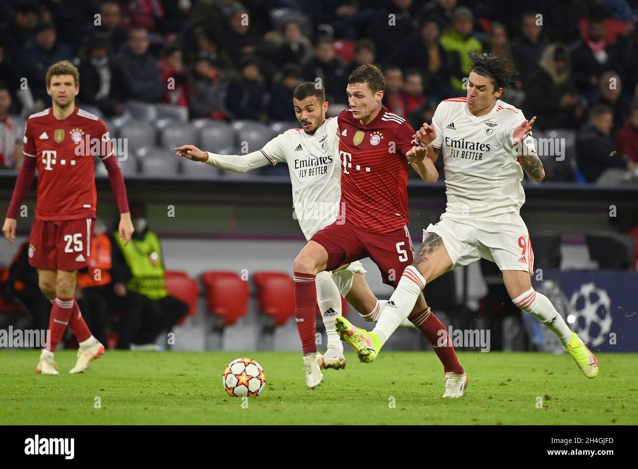 München, Deutschland. November 2021. Benjamin PAVARD (FC Bayern München), Action, Duelle gegen Darvin NUNEZ (Lissabon, rechts). Soccer Champions League Group E/FC Bayern München - SL Benfica Lisbon 5-2, ALLIANZARENA München am 2. November 2021 Quelle: dpa/Alamy Live News Stockfoto