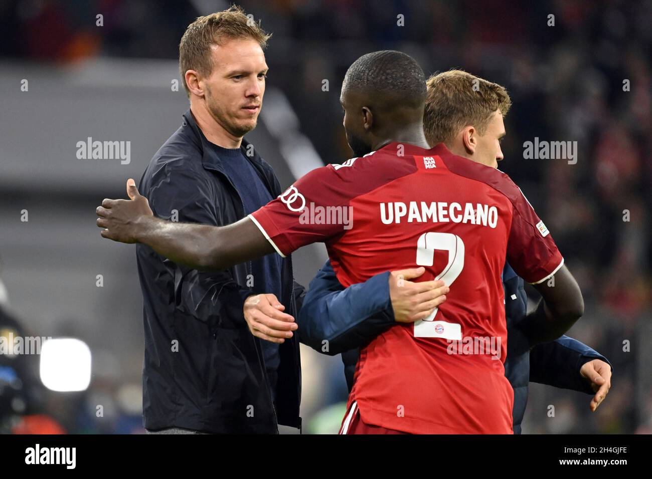 Trainer Julian NAGELSMANN (FC Bayern München) mit Dayot UPAMECANO (FC Bayern München) nach dem Ende des Spiels. Fußball Champions League Gruppe E/FC Bayern München - SL Benfica Lisbon 5-2, ALLIANZARENA München am 2. November 2021 Stockfoto