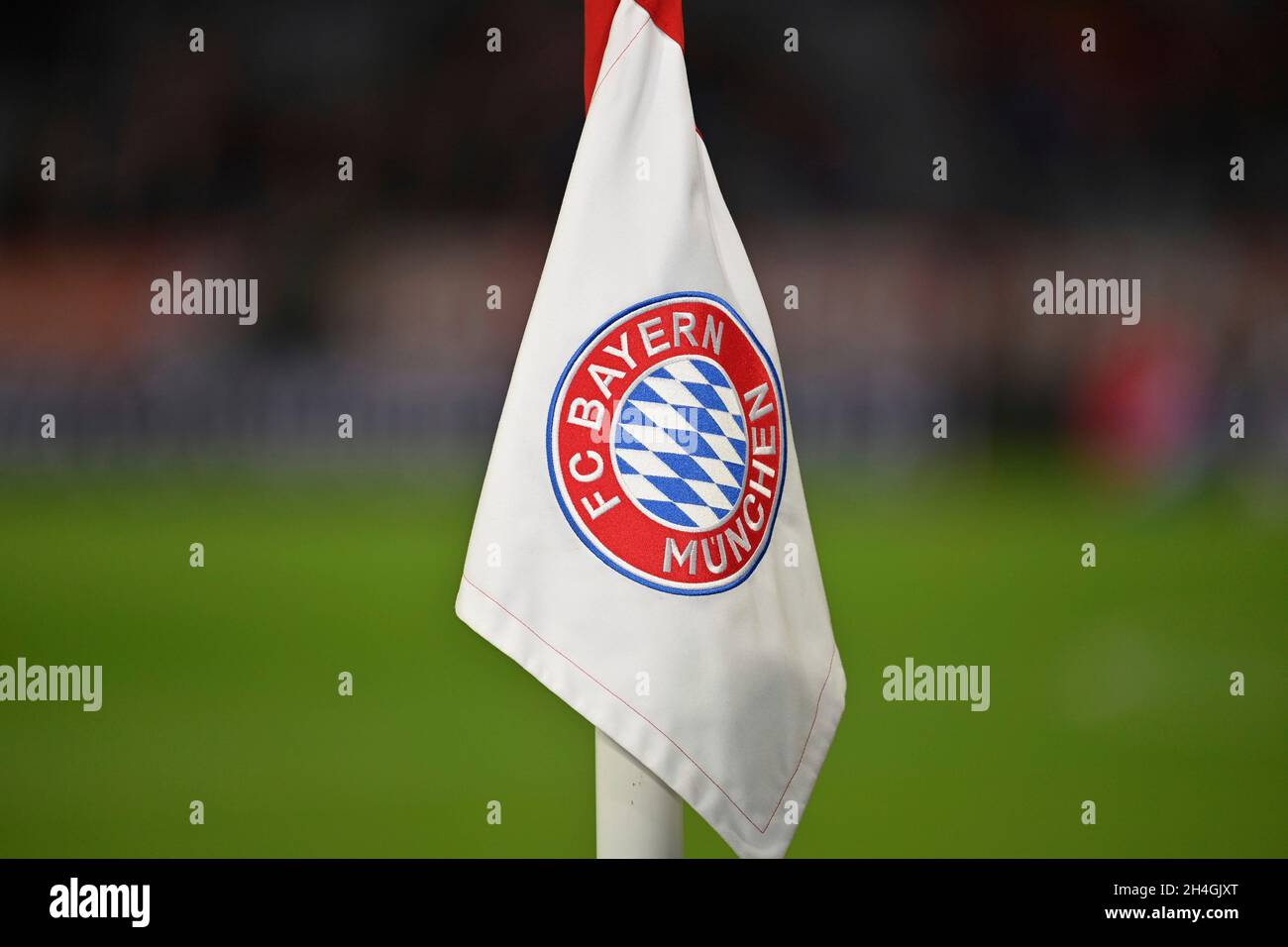 München, Deutschland. November 2021. Randmotiv Eckflagge mit dem Bayern-Vereinswappen, Vereinswappen. Soccer Champions League Group E/FC Bayern München - SL Benfica Lisbon 5-2, ALLIANZARENA München am 2. November 2021 Quelle: dpa/Alamy Live News Stockfoto