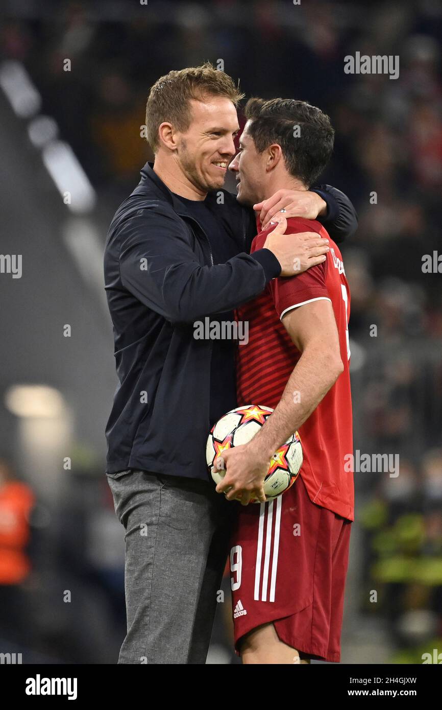 Trainer Julian NAGELSMANN (FC Bayern München) mit Robert LEWANDOWSKI (FC Bayern München) nach dem Ende des Spiels. Fußball Champions League Gruppe E/FC Bayern München - SL Benfica Lisbon 5-2, ALLIANZARENA München am 2. November 2021 Stockfoto