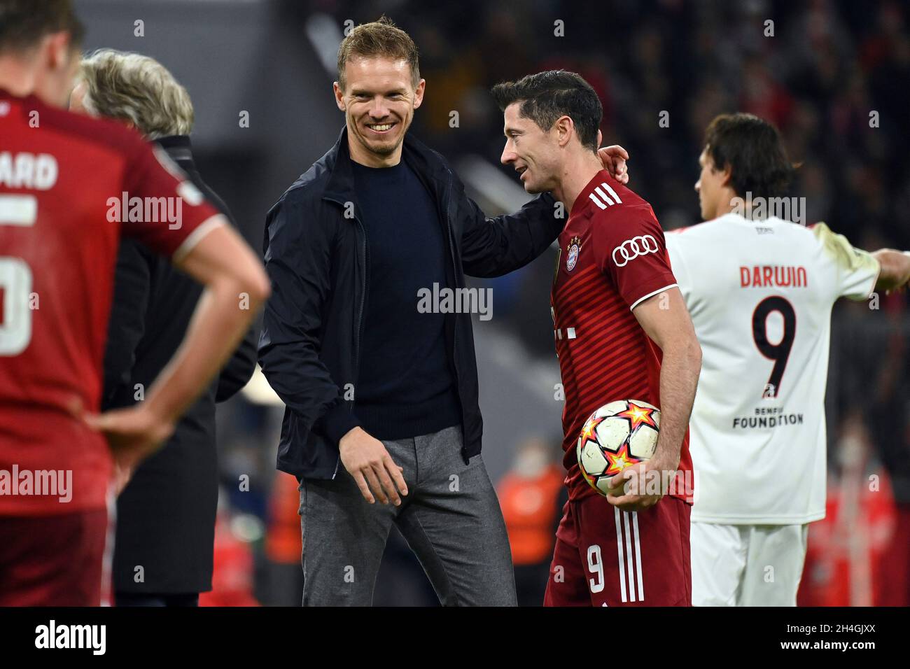Trainer Julian NAGELSMANN (FC Bayern München) mit Robert LEWANDOWSKI (FC Bayern München) nach dem Ende des Spiels. Fußball Champions League Gruppe E/FC Bayern München - SL Benfica Lisbon 5-2, ALLIANZARENA München am 2. November 2021 Stockfoto