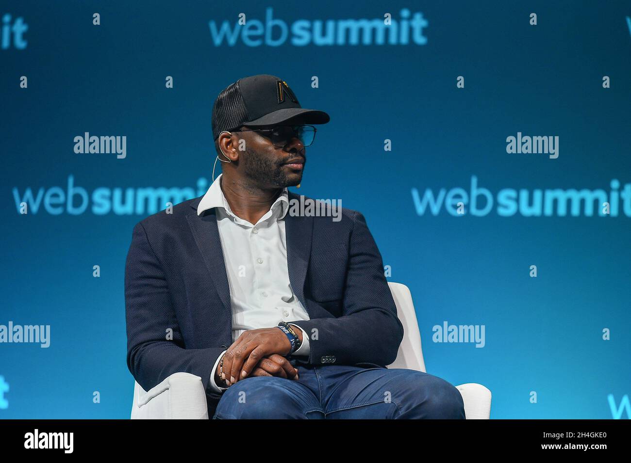 Lissabon, Portugal. November 2021. Louis Saha, Footballer und Gründer bei AxisStars, spricht am zweiten Tag des Web Summit 2021 in Lissabon vor dem Publikum. Kredit: SOPA Images Limited/Alamy Live Nachrichten Stockfoto