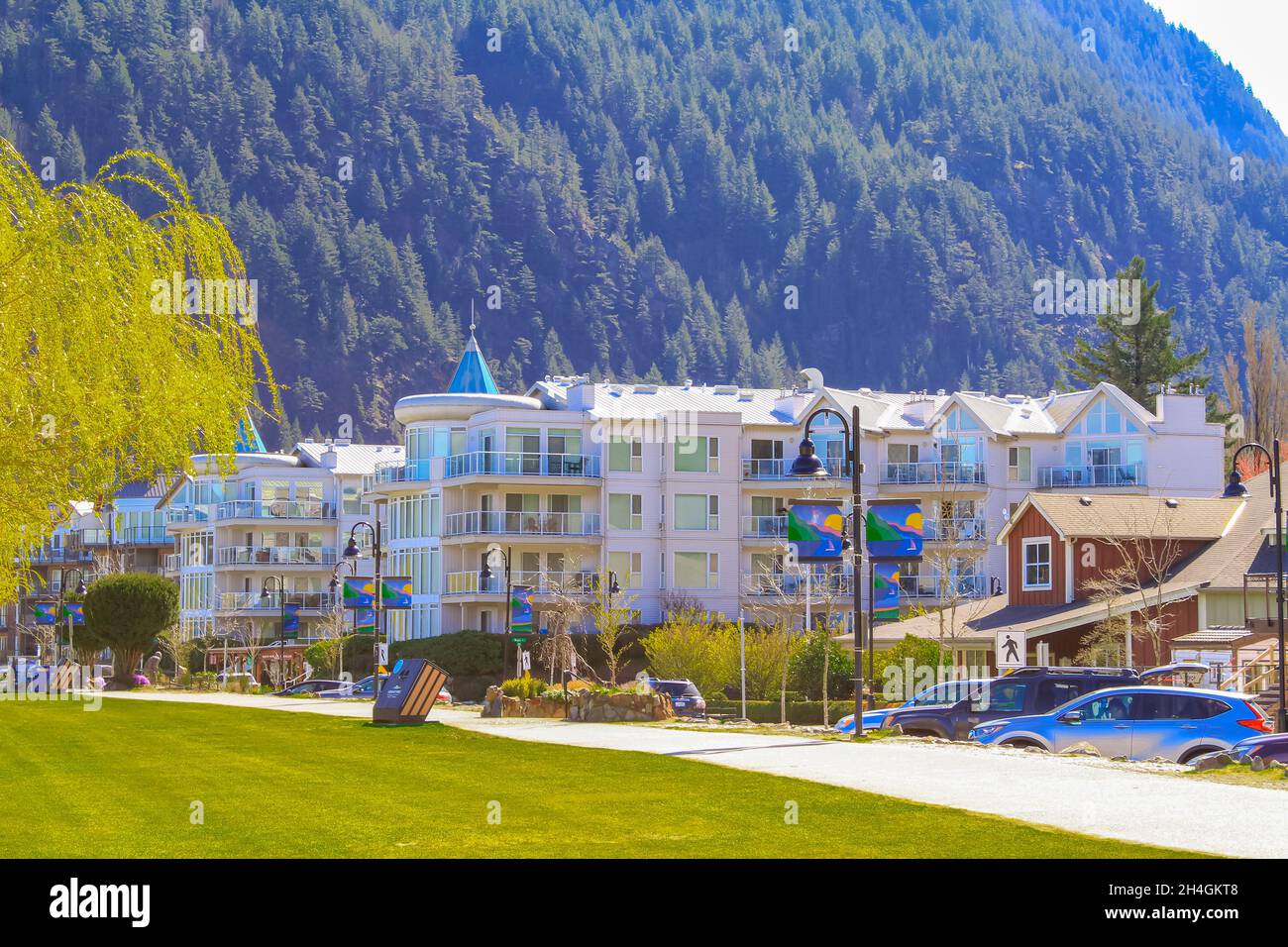 Harrison Hot Springs, BC, Kanada-April 15,2021: Das Dorf Harrisons Hot Springs. Blick auf die Straße auf den Harrison Village Park. Reisefoto, Stockfoto