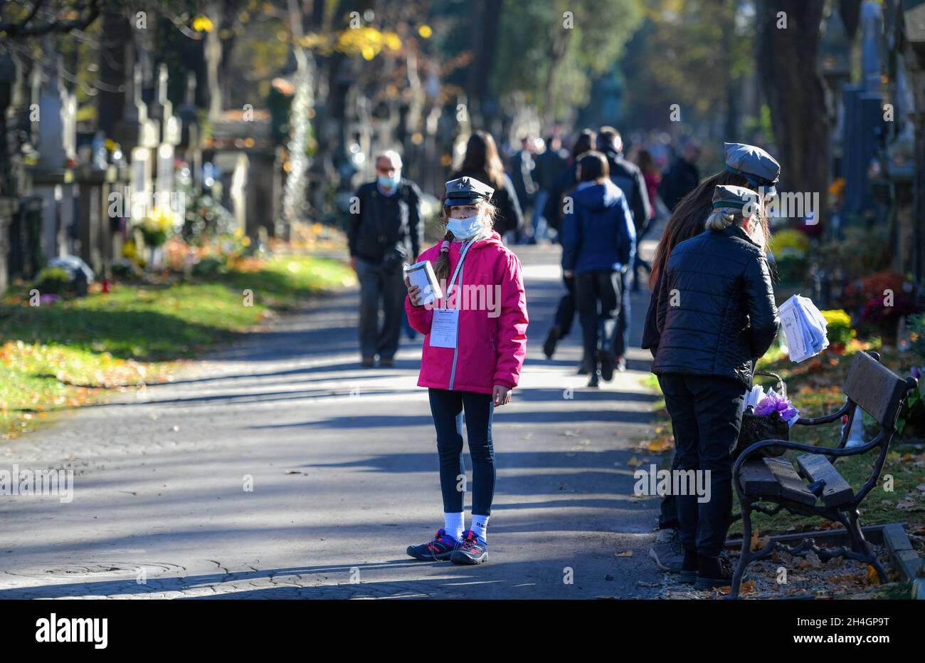 Krakau, Polen. November 2021. Ein kleines Mädchen, das während des Allerheiligen-Tages auf dem Rakowicki-Friedhof steht, einem traditionellen Fest auf den katholischen Friedhöfe in Krakau. (All Day of the Dead) Credit: SOPA Images Limited/Alamy Live News Stockfoto