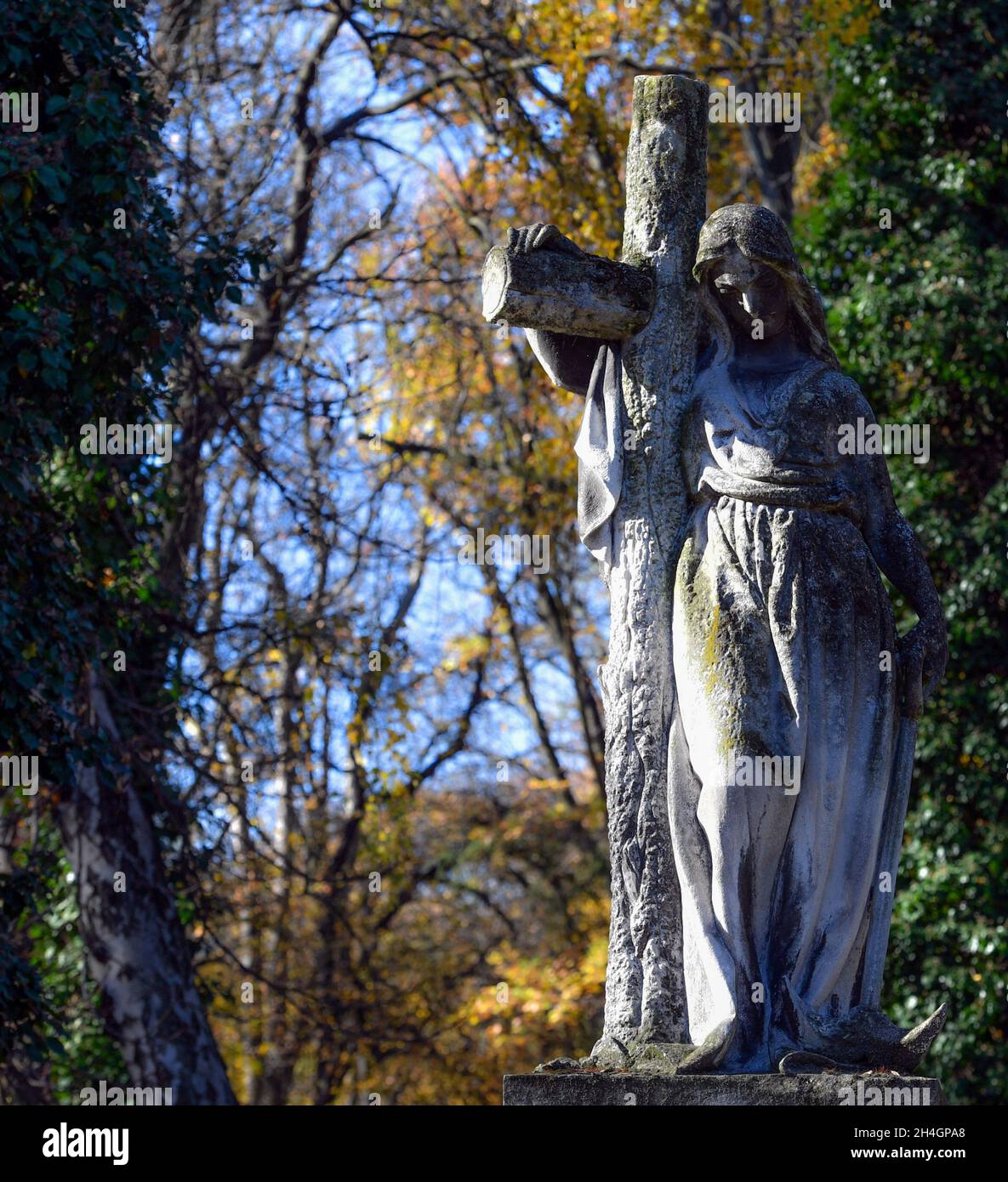 Krakau, Polen. November 2021. Eine Skulptur, Teil von Grabsteindenkmälern auf dem Rakowice Friedhof, gesehen während Allerheiligen, einem traditionellen Fest auf den Krakauer katholischen Friedhöfe. (All Day of the Dead) Credit: SOPA Images Limited/Alamy Live News Stockfoto