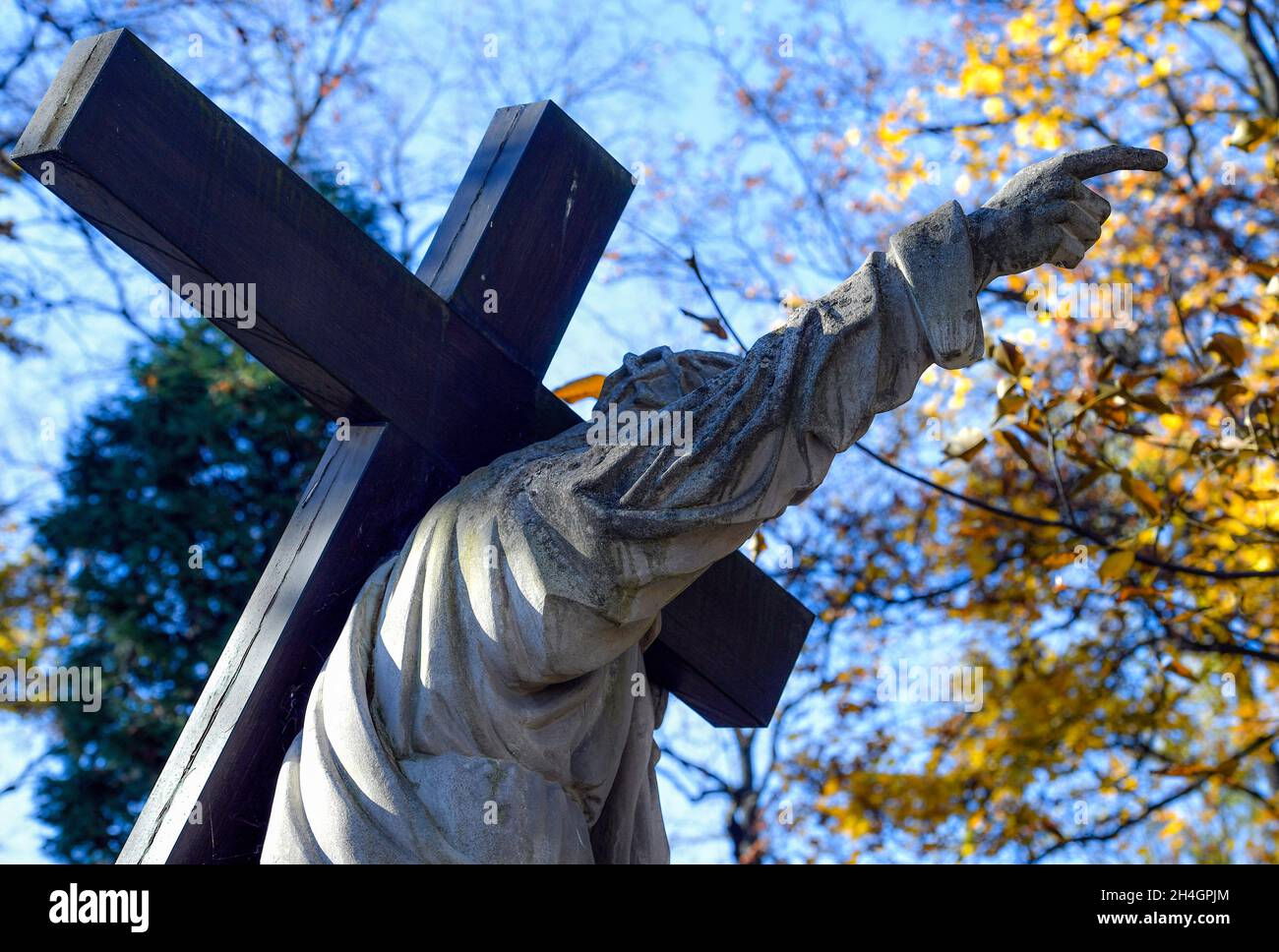 Krakau, Polen. November 2021. Eine Skulptur, Teil von Grabsteindenkmälern auf dem Rakowice Friedhof, gesehen während Allerheiligen, einem traditionellen Fest auf den Krakauer katholischen Friedhöfe. (All Day of the Dead) (Foto: Alex Bona/SOPA Images/Sipa USA) Quelle: SIPA USA/Alamy Live News Stockfoto