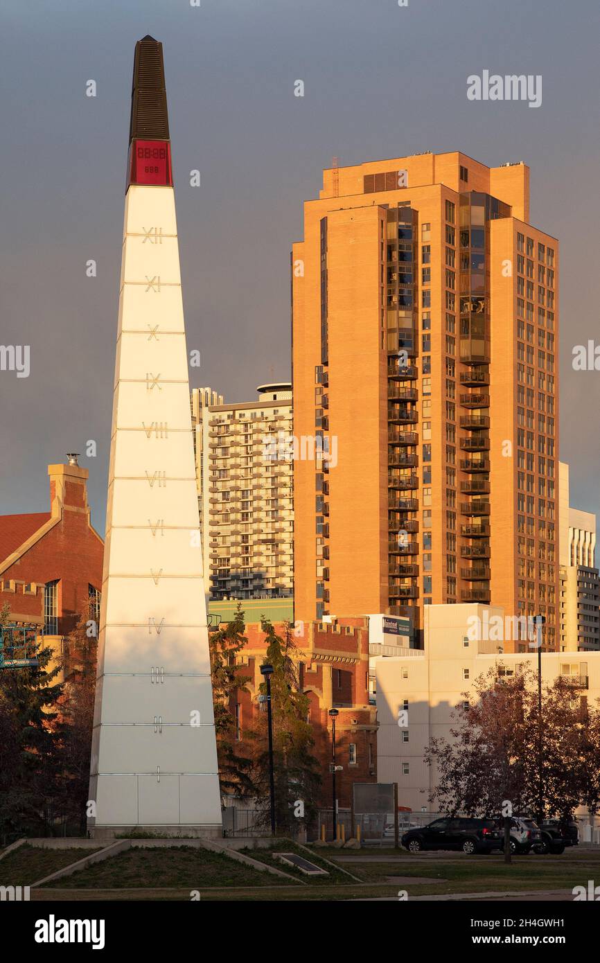 Calgary Millennium Clock Tower, ein Obelisk, der als Wahrzeichen für den Beginn eines neuen Jahrhunderts und Jahrtausends im Jahr 2000 geschaffen wurde. Stockfoto