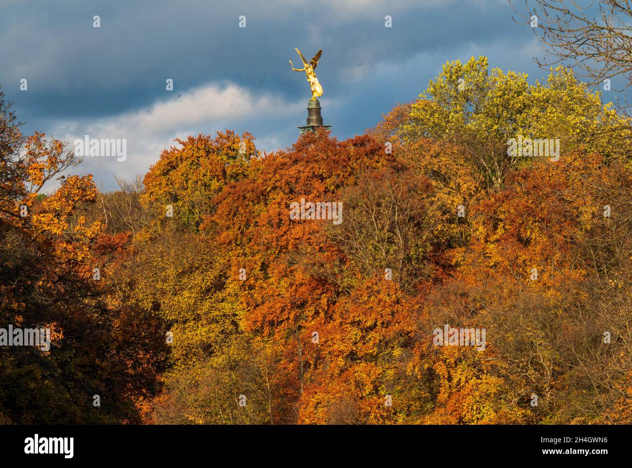 München, Deutschland. November 2021. Der Friedensengel ragt über das herbstliche Laub der Isarwiesen. Kredit: Peter Kneffel/dpa/Alamy Live Nachrichten Stockfoto