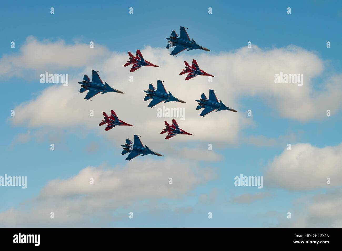 Moskau, Russland - 09. Mai 2021: Diamantform von 4 Mig-29 die russischen Ritter und 5 Su-27 Swifts in den Himmel über dem Roten Platz in der Gruppe Cuban Diamond Stockfoto