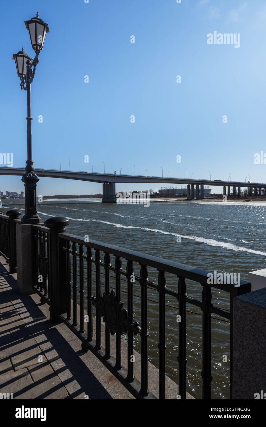 Blick auf das Ufer des Don und die Woroschilowski Brücke in Rostow-am-Don, Russland Stockfoto