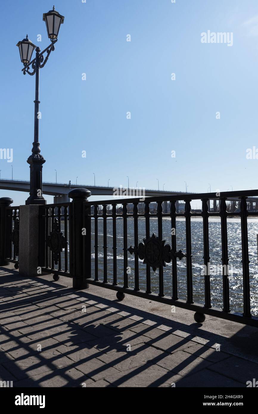Blick auf das Ufer des Don und die Woroschilowski Brücke in Rostow-am-Don, Russland Stockfoto
