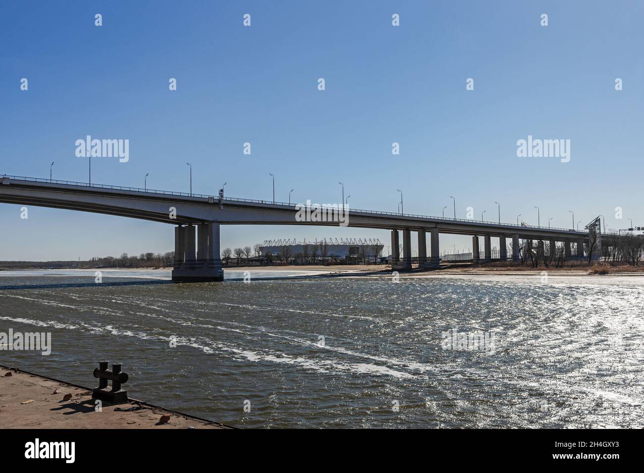 Blick auf die Woroschilowski Brücke in Rostow am Don. Russland Stockfoto