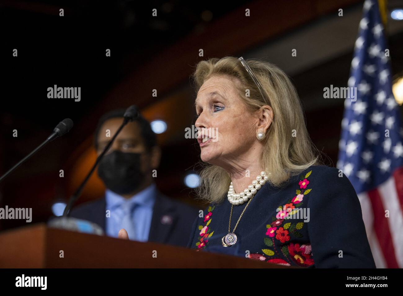 Die US-Vertreterin Debbie Dingell (Demokratin von Michigan) hält am Dienstag, den 2. November, im US-Kapitol in Washington, DC, USA, eine Rede. 2021. Foto von Rod Lampey/CNP/ABACAPRESS.COM Stockfoto