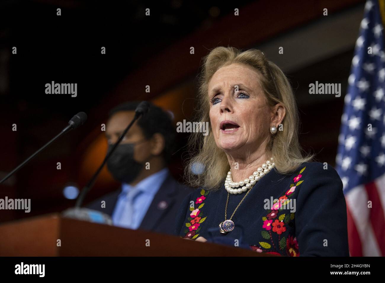Die US-Vertreterin Debbie Dingell (Demokratin von Michigan) hält am Dienstag, den 2. November, im US-Kapitol in Washington, DC, USA, eine Rede. 2021. Foto von Rod Lampey/CNP/ABACAPRESS.COM Stockfoto