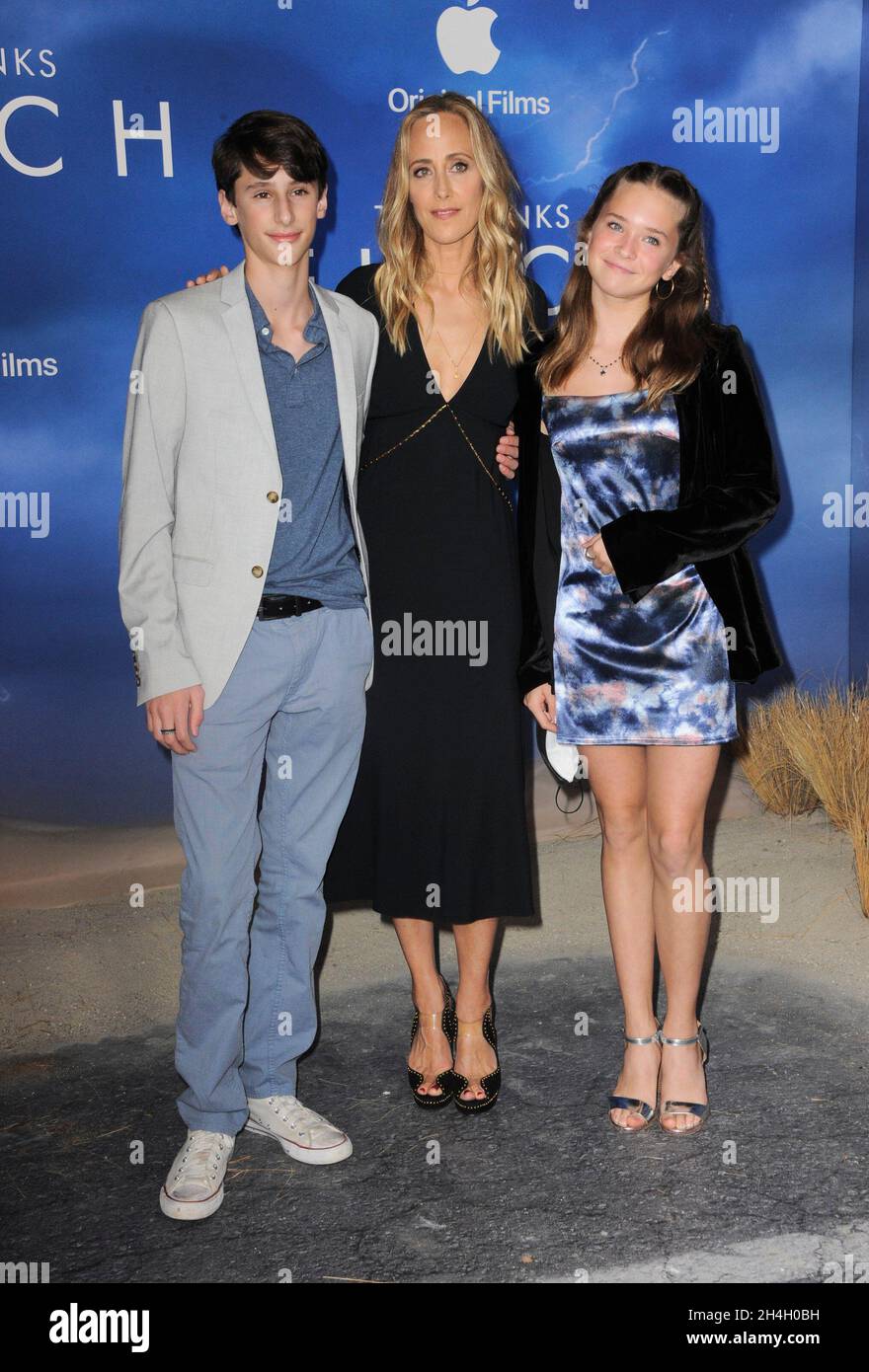 Los Angeles, Kalifornien. November 2021. Kim Raver, Leo Boyer, Ora Duplass bei der FINCH Premiere, dem Pacific Design Center in West Hollywood, Los Angeles, CA, am 2. November 2021. Kredit: Elizabeth Goodenough/Everett Collection/Alamy Live Nachrichten Stockfoto