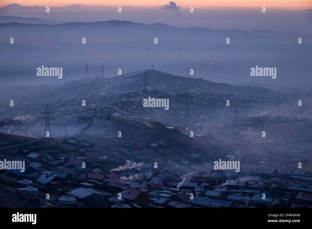 Die Hauptstadt Ulaanbaatar wird in den frühen Morgenstunden von starker Verschmutzung überschwemmen, wenn die Bewohner aufwachen und größere Mengen Kohle i verbrennen Stockfoto