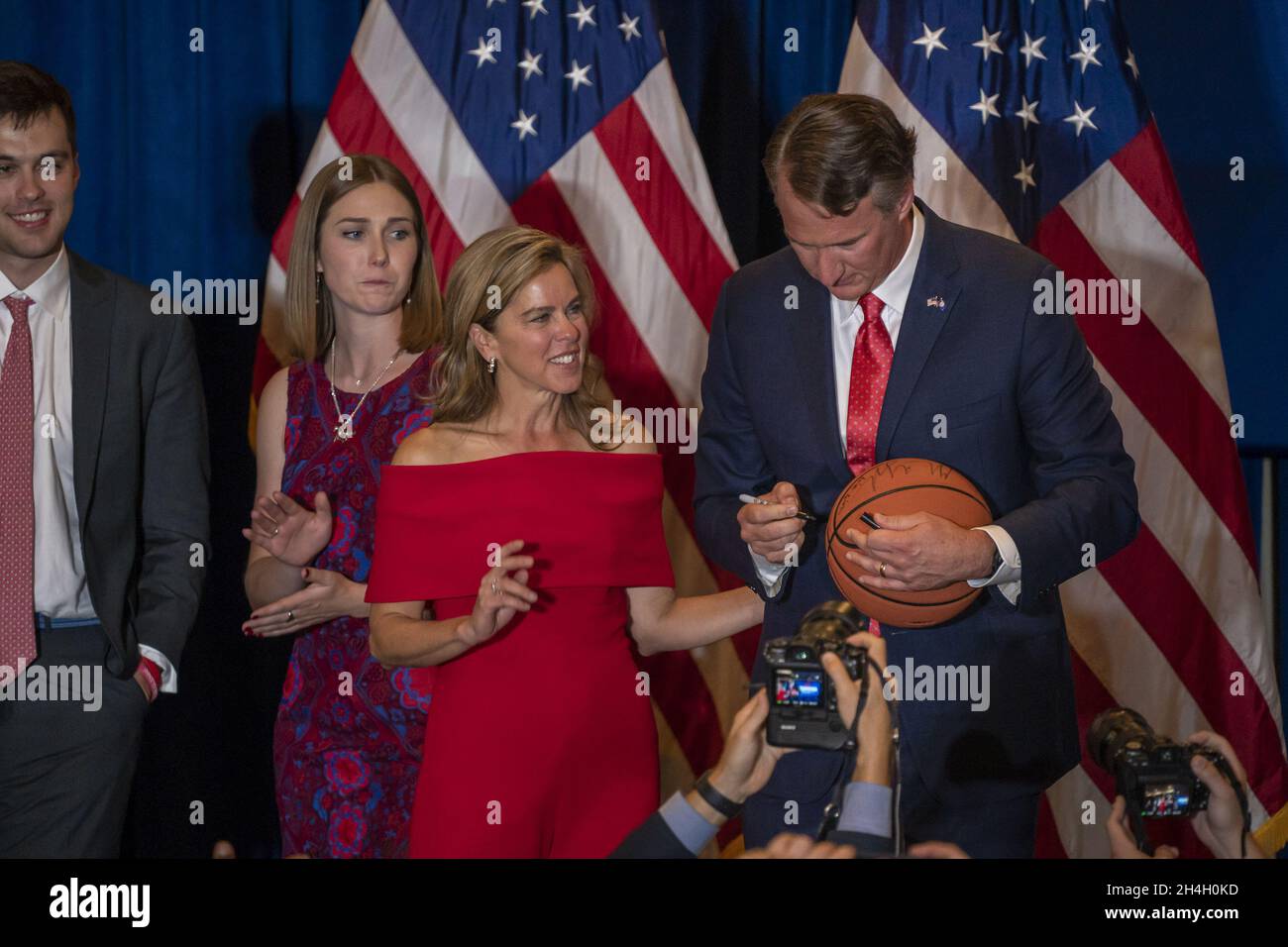 Glenn Youngkin, Gewinner des republikanischen Gouverneurs von Virginia, unterschreibt einen Basketball, nachdem er am Mittwoch, den 3. November 2021, im Westfields Marriott Hotel in Chantilly, VA, seine Siegerrede gehalten hatte. Terry McAuliffe für die Gouverneurswahlen in Virginia. Foto von Ken Cedeno/UPI Credit: UPI/Alamy Live News Stockfoto