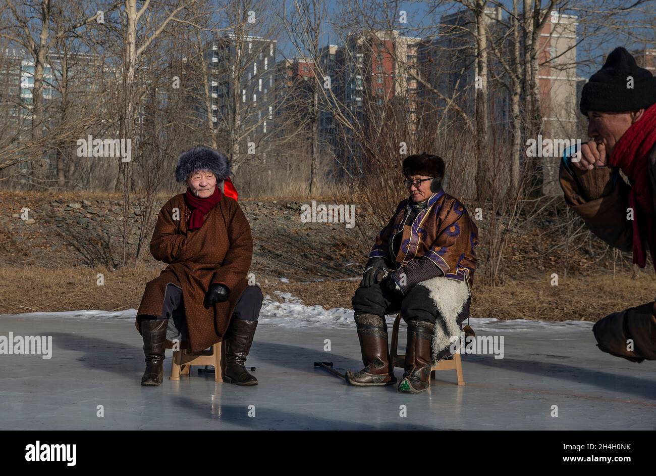 Älteste genießen ein lokales Eisspiel auf dem gefrorenen Fluss der Stadt, Ulaanbaatar, 19. Januar 2019. Ein leichter Wind kann die gefährlich hohen Abstimmungen zerstreuen Stockfoto