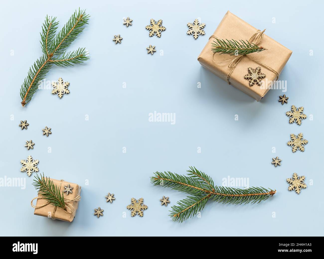Weihnachtskomposition. Neujahr, Weihnachtsgeschenke, Tannenzweige,  dekorative Schneeflocken auf dem blauen Hintergrund Stockfotografie - Alamy