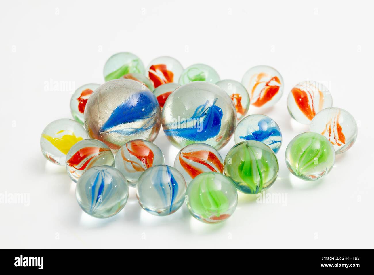 Eine Sammlung von Perlen in verschiedenen Farben, die in Perlenspiel, einem traditionellen koreanischen Spiel, verwendet werden Stockfoto