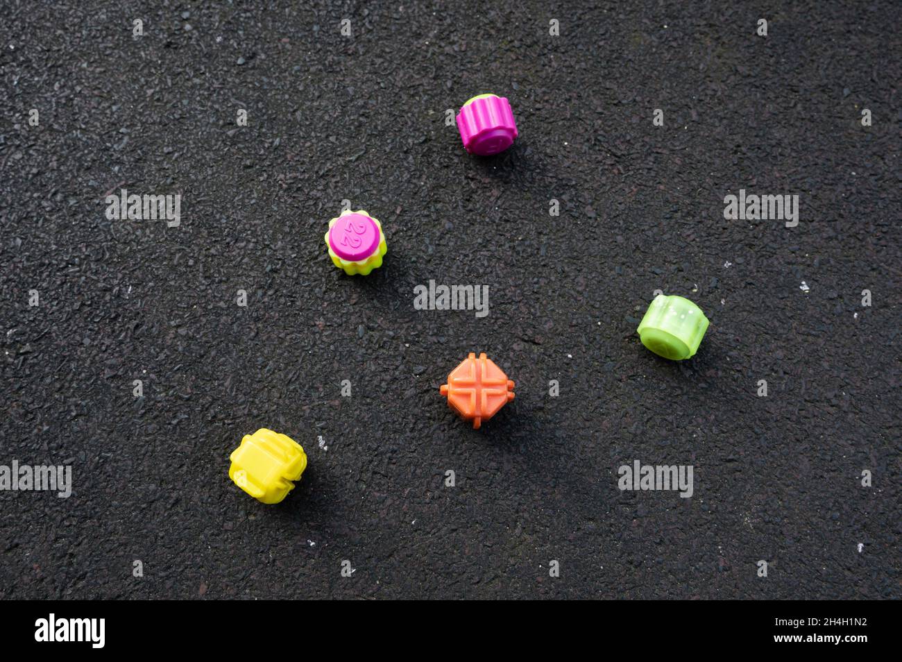 Das Gonggitdol in verschiedenen Farben auf dem Boden des Spielplatzes Stockfoto