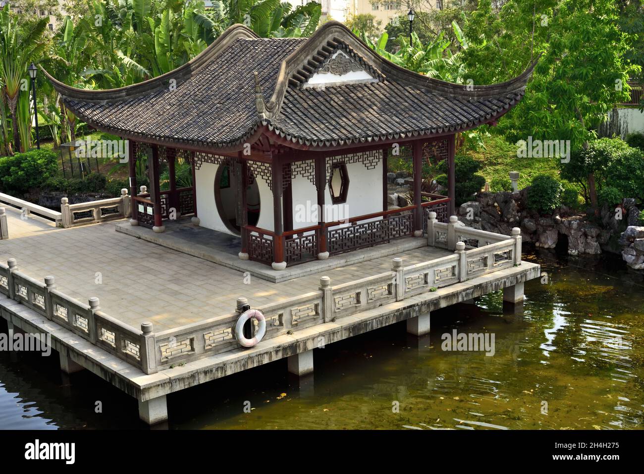 Pavillon auf dem Wasser, Kowloon Walled City Park, Hongkong Stockfoto