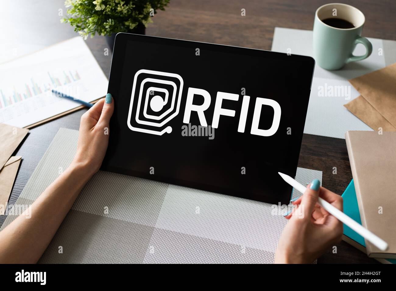 RFID Funkfrequenzidentifikationstechnologie Konzept auf dem Bildschirm des Geräts. Sicherheit und Automatisierung. Stockfoto