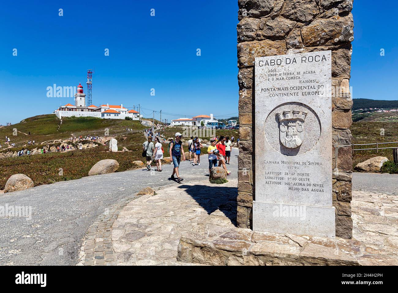 Touristen am Denkmal mit Informationstafel, westlichster Punkt des europäischen Kontinents, Leuchtturm Cabo da Roca, Sintra, Stadtteil Lissabon Stockfoto