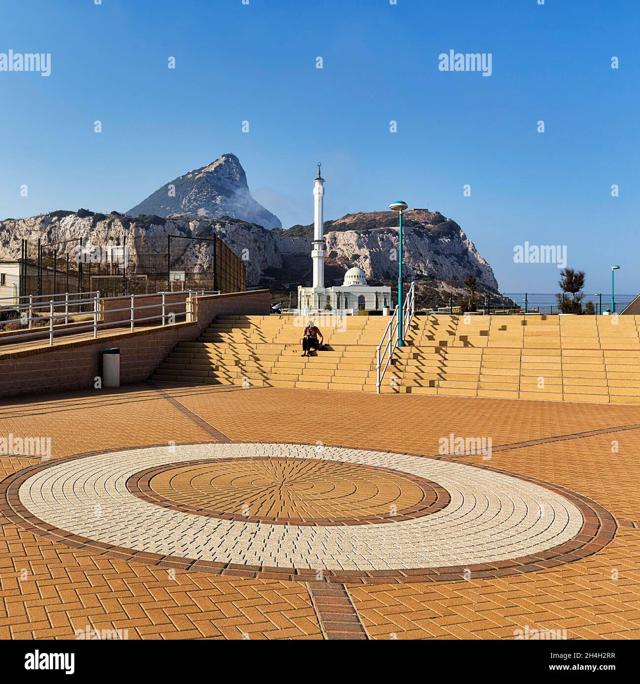 Europa Point mit Blick auf die Ibrahim al Ibrahim Moschee und die König-Fahd bin Abdulaziz al-Saud Moschee und den Felsen von Gibraltar, Gibraltar, Großbritannien Stockfoto
