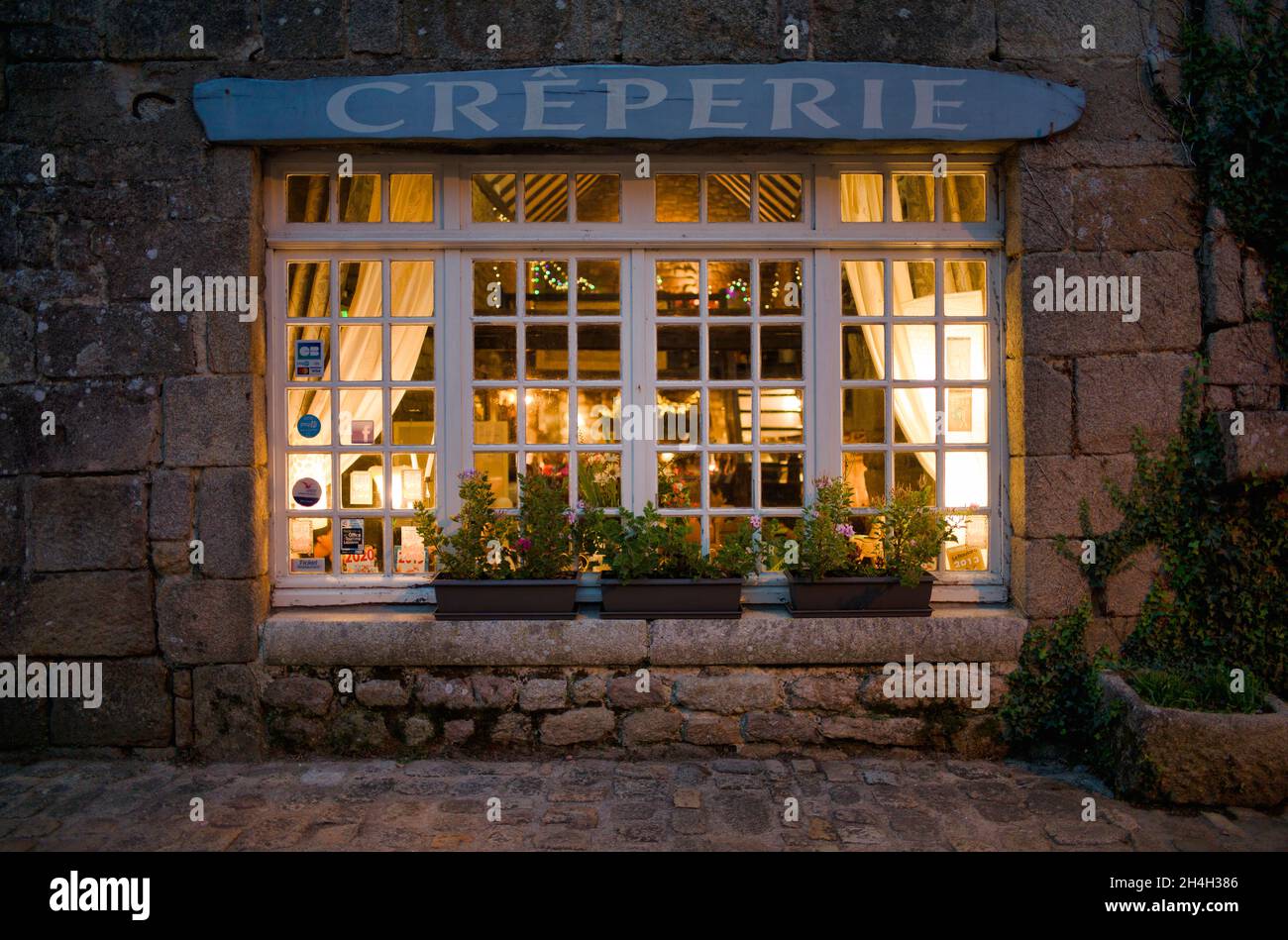 Dämmerungsaufnahme, Creperie, Locronan (Lokorn), Finistere, Bretagne, Frankreich Stockfoto