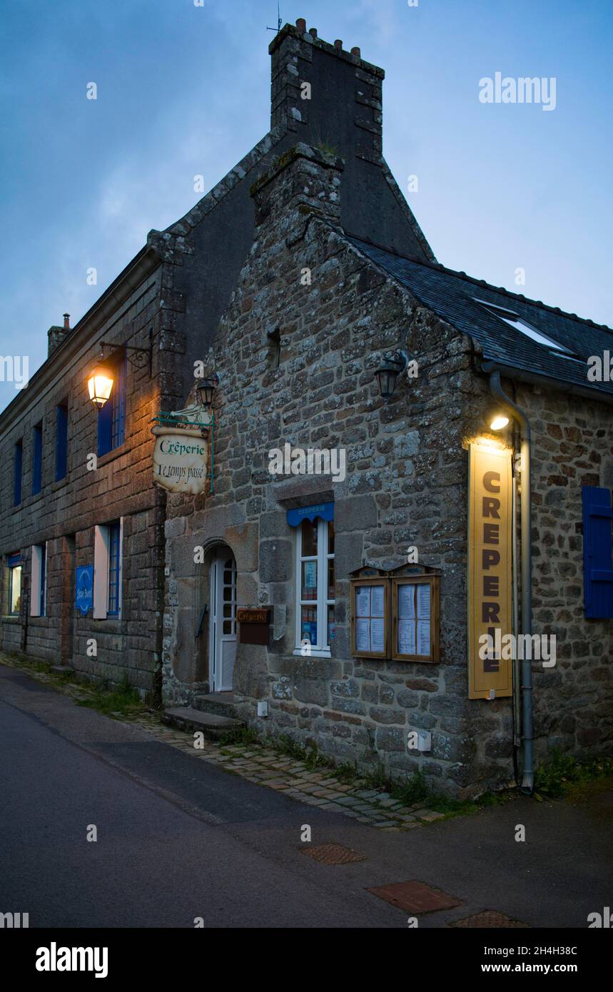Dämmerungsaufnahme, Creperie, Locronan (Lokorn), Finistere, Bretagne, Frankreich Stockfoto