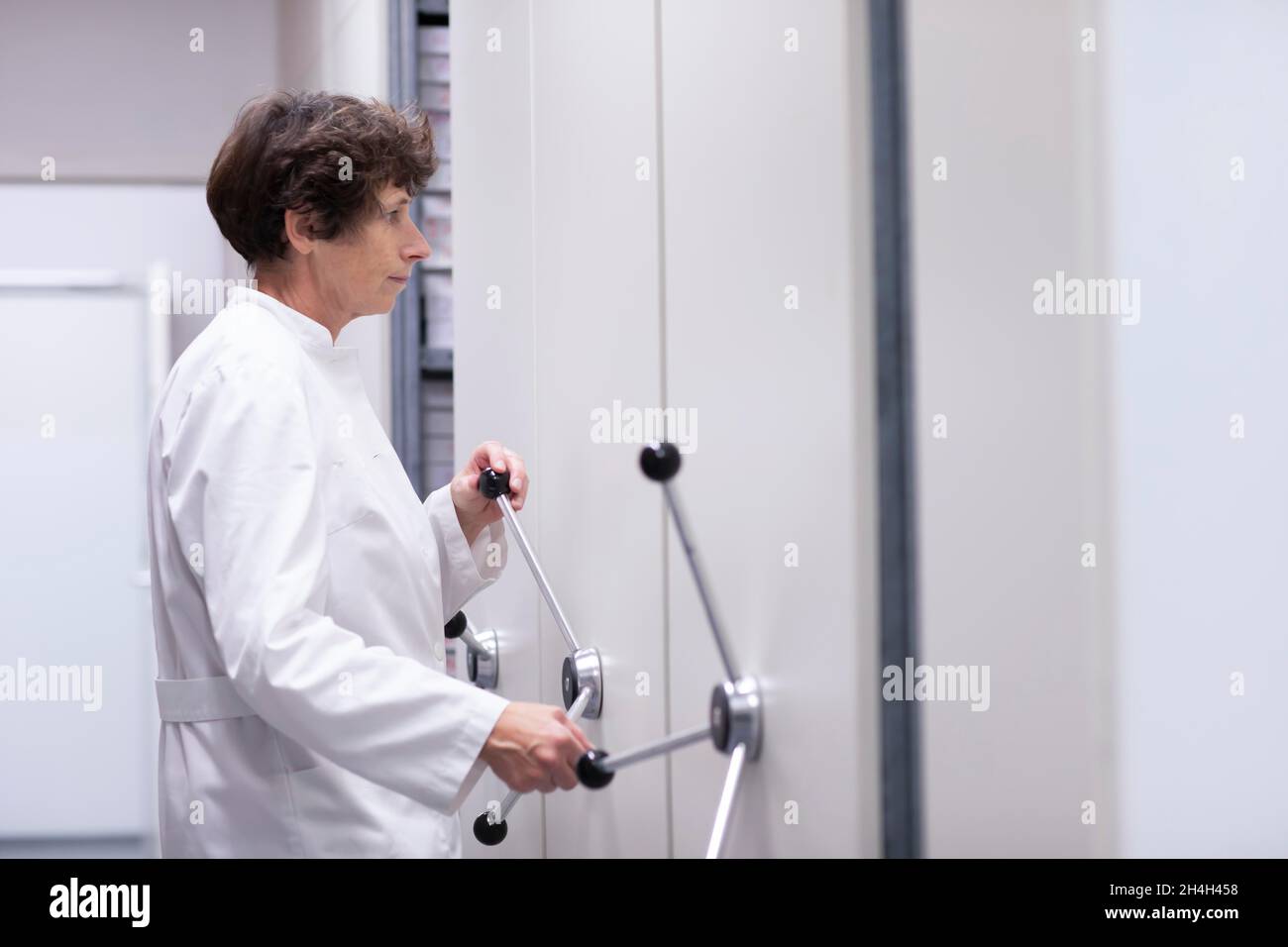 Techniker in einem Laborarchiv, Freiburg, Baden-Württemberg, Deutschland Stockfoto