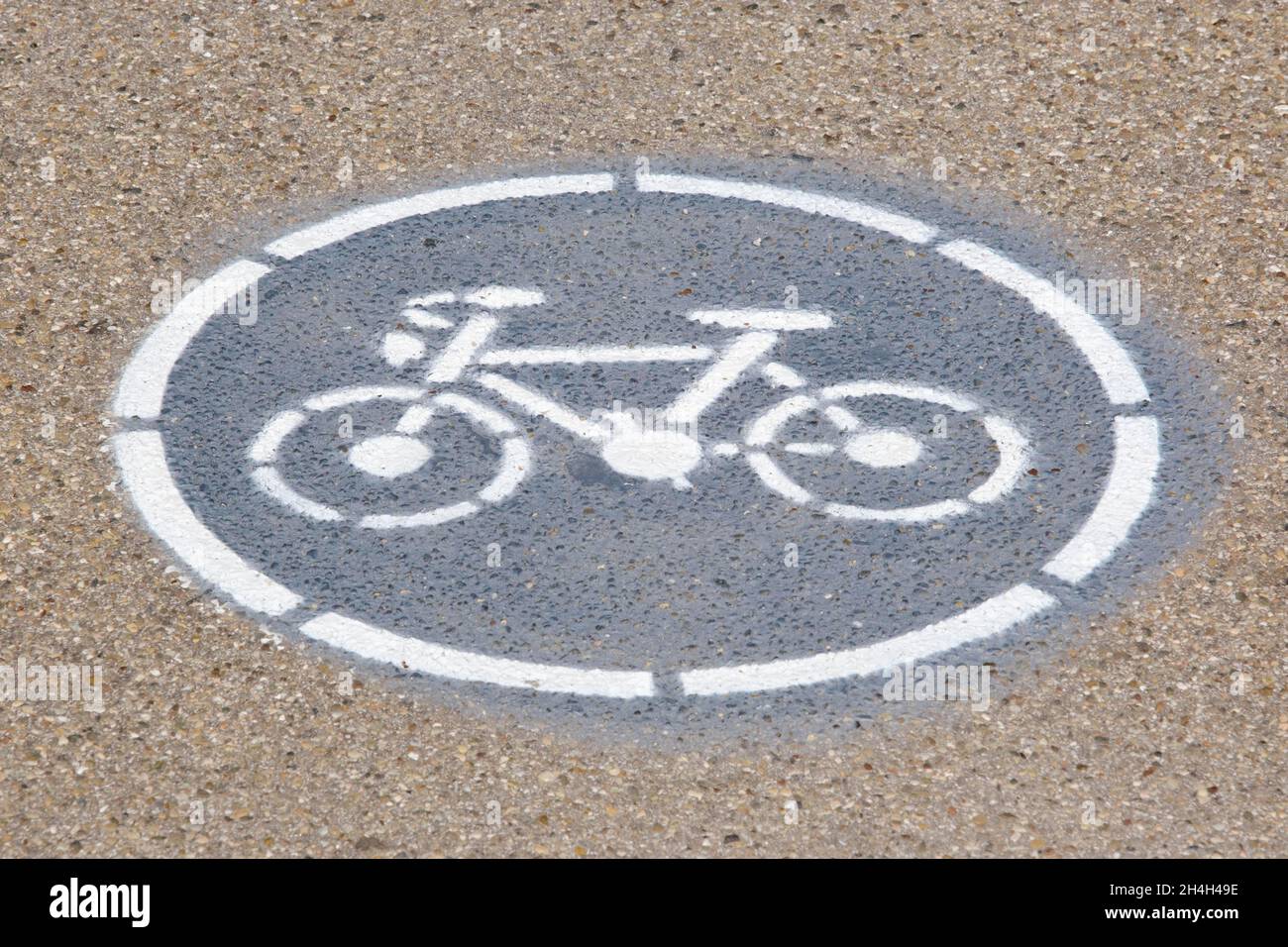 Asphalt mit Piktogramm Radfahrer, Radweg, Bayern, Deutschland Stockfoto