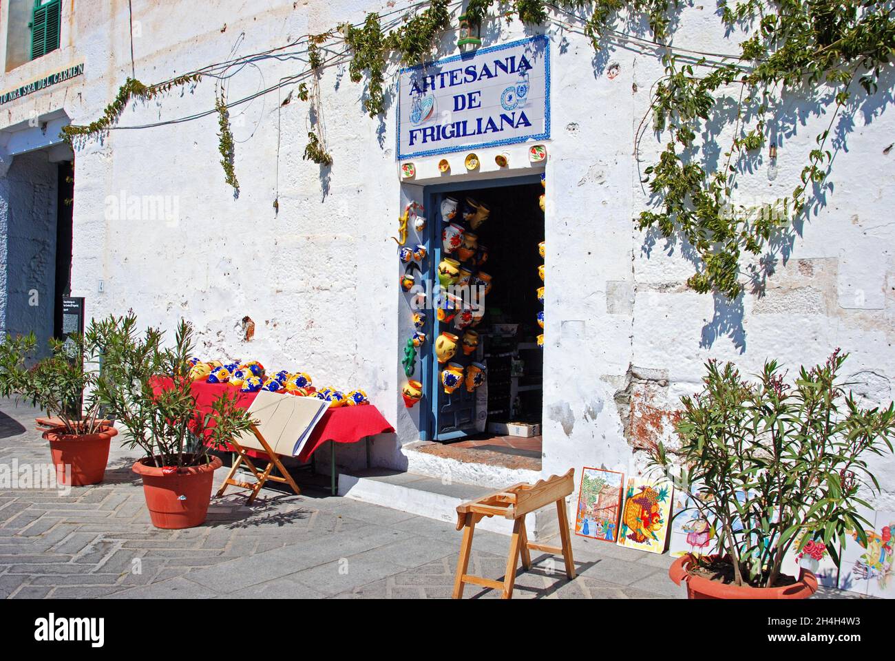 Außenansicht eines Töpferwarenladens im Dorf, Frigiliana. Spanien. Stockfoto