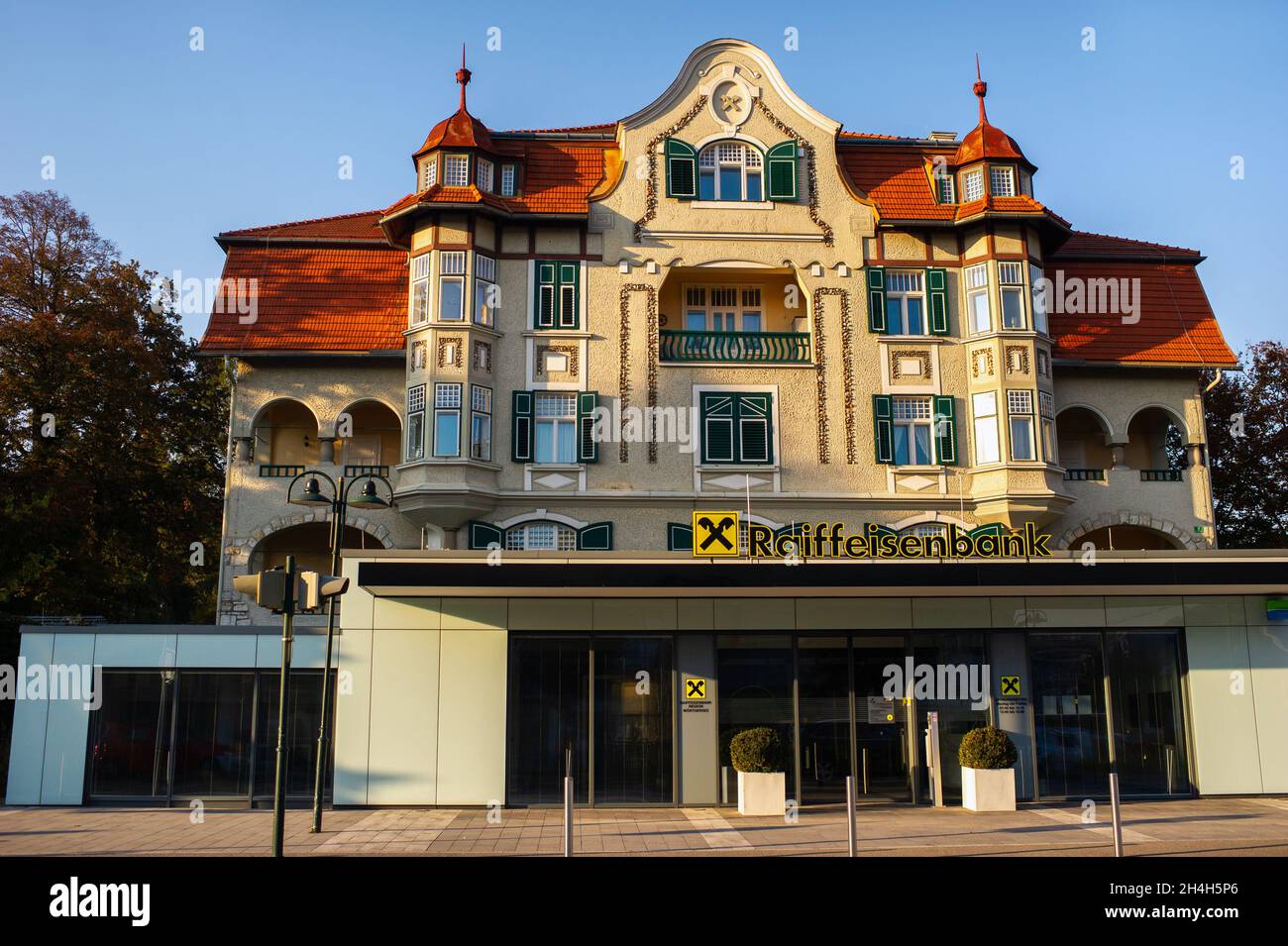 14. Oktober 2018.Velden am Worther See, Österreich.Stadtstraße mit Häusern in Velden am Worther See. Stockfoto