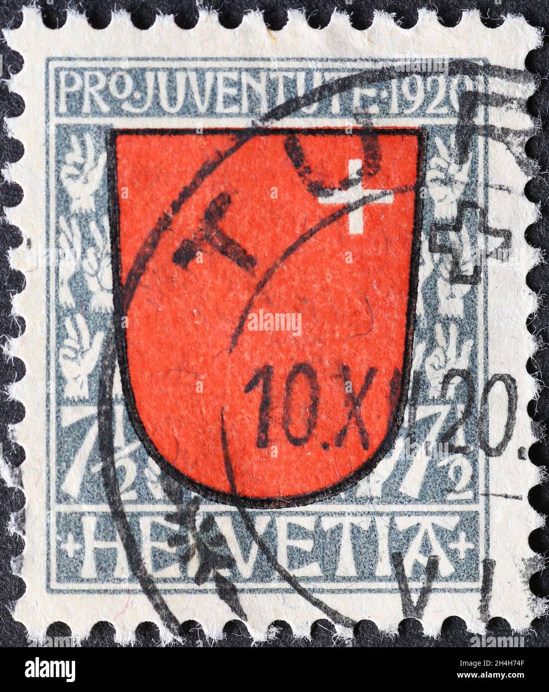 Schweiz - um 1920: Eine in der Schweiz gedruckte Briefmarke mit einem roten Wappen des Schweizer Kantons Schwyz auf einem Char Stockfoto