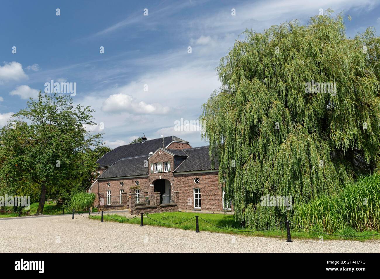 Bauernhof mit Trauerweide (Salix babylonica), St. Hubert, Kempen, Nordrhein-Westfalen, Deutschland Stockfoto