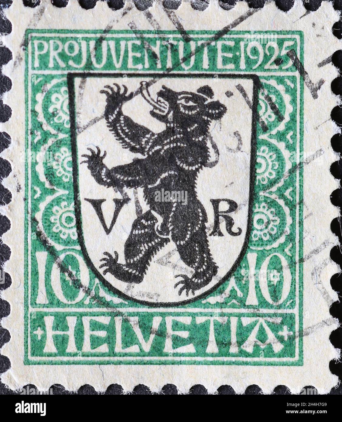 Schweiz - um 1925: Eine in der Schweiz gedruckte Briefmarke, die einen schwarzen Bären mit den Buchstaben V und R auf dem Wappen der Schweizer ca. Stockfoto