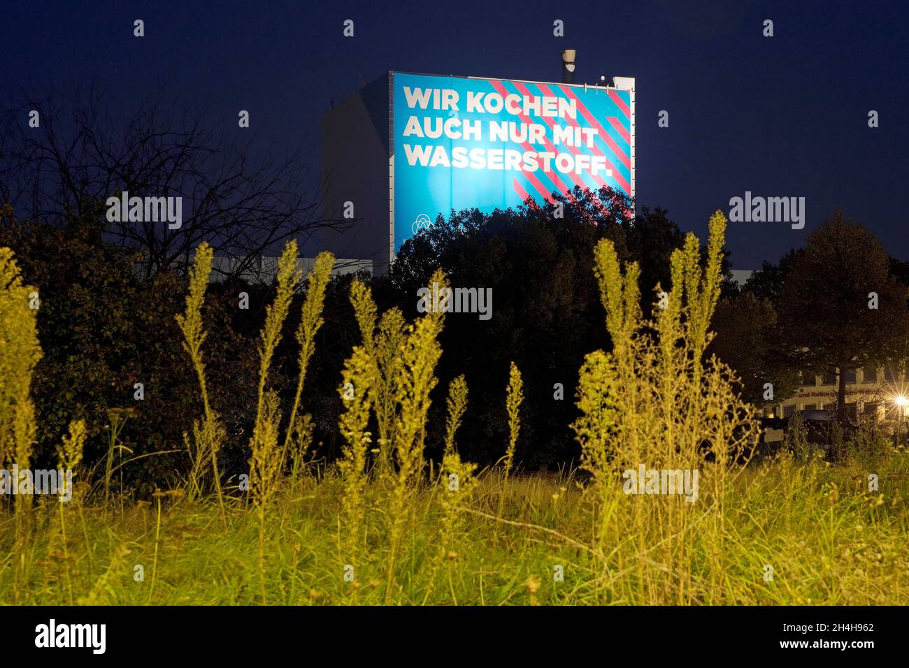 Großes Plakat auf der Autobahn A 40, Klimastahl im Werk ThyssenKrupp Steel Bochum, Ruhrgebiet, Nordrhein-Westfalen, Deutschland Stockfoto