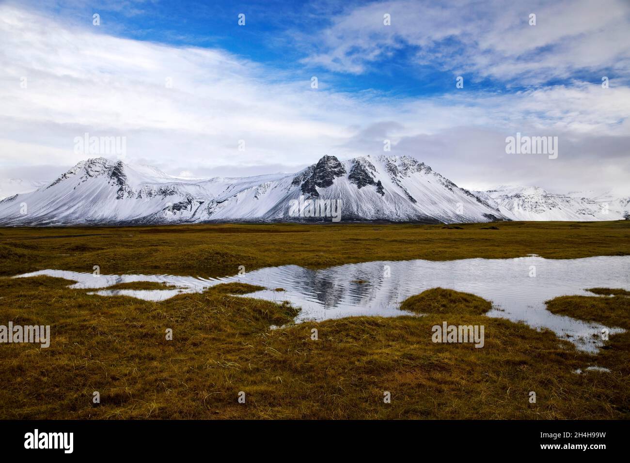 Bergpanorama mit Schnee im Herbst, Langaholt, Snaefellsnes, Westisland, Island Stockfoto