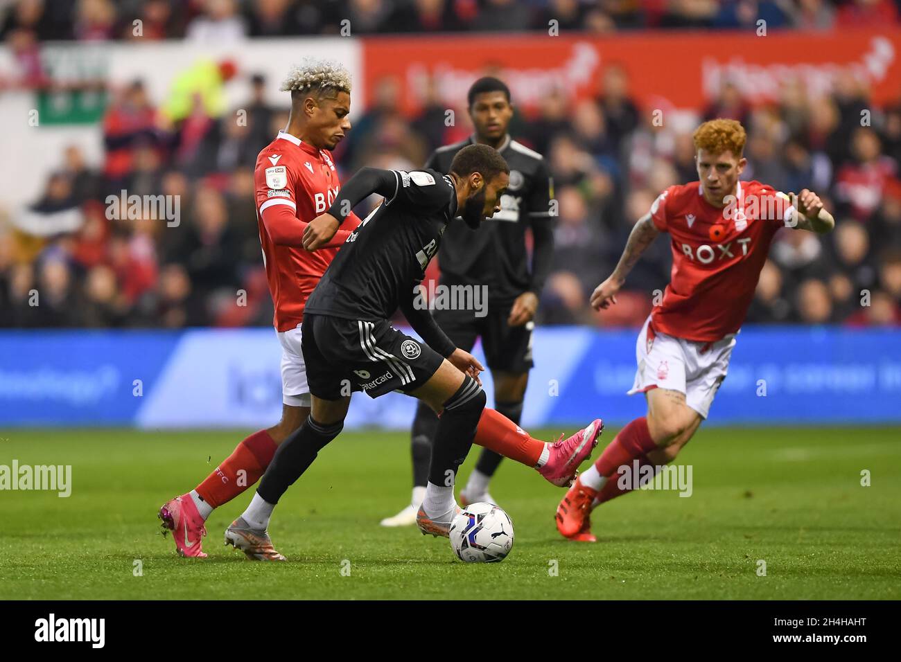 NOTTINGHAM, GROSSBRITANNIEN. 2. NOVEMBER Lyle Taylor von Nottingham Forest tagt am Dienstag, den 2. November 2021, gegen Jayden Bogle von Sheffield United während des Sky Bet Championship-Spiels zwischen Nottingham Forest und Sheffield United auf dem City Ground in Nottingham. (Kredit: Jon Hobley | MI News) Stockfoto